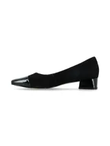 Zapato de tacón bajo negro, confeccionado en cuero nobuk con puntera y taco forrado en cuero charol. Presenta un diseño clásico de corte en V con taco cuadrado.