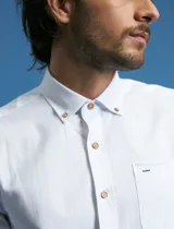 Camisa de manga larga con cuello button-down, bolsillo frontal y botones de madera.