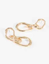 Par de caravanas colgantes doradas, con tres aros irregulares unidos en forma vertical.