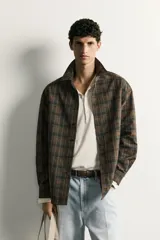 Sobrecamisa relaxed fit de algodón con diseño de cuadros jacquard en tonos marrones y verdes, cuello solapa, manga larga con puño abotonado y cierre frontal de botones.