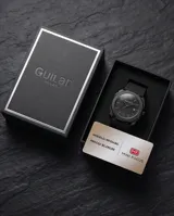 Reloj analógico de pulsera Mini Focus con diseño minimalista totalmente negro. Cuenta con caja de aleación metálica, esfera con índices y manecillas en tono oscuro, y correa de silicona con cierre de hebilla.