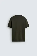 Camiseta de punto de corte regular, confeccionada en una mezcla de viscosa. Presenta cuello redondo y mangas cortas con acabados en rib.