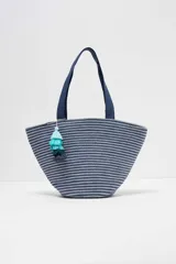 Bolso tipo tote con rayas horizontales en tonos de azul y gris, con asas de hombro azul marino y detalle de borla de hilo en degradé de turquesa.