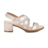 Sandalias de tacón bajo color beige y plateado, con tiras cruzadas y cierre con hebilla en el tobillo.