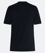 Remera verde esmeralda de algodón, con cuello redondo y mangas cortas.