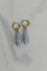 Aros tipo argolla de acero quirúrgico dorado con dije colgante en forma de gota de piedra natural gris jaspeada.