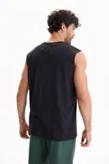 Musculosa blanca clásica de algodón, con cuello redondo y diseño liso.
