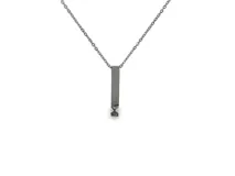 Collar de acero plateado con cadena fina y dije colgante en forma de barra vertical con zirconia incrustada en la base.