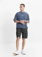 Bermuda cargo color verde militar, con cintura elastizada, bolsillos laterales y pasacinto.