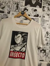 Remera blanca con estampado de Vegeta, personaje de Dragon Ball Z, con la palabra "insecto" en rojo.