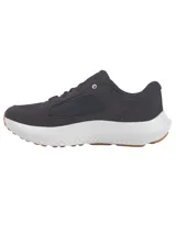 Championes de running Under Armour modelo Charged Versurge, color negro con suela blanca y base de goma color caramelo. Presentan una parte superior de malla con revestimientos de gamuza sintética y logo de la marca en el talón.