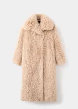 Campera larga de abrigo con textura peluda tipo corderito sintético, en color tostado, con solapas anchas y mangas largas.