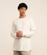 Remera de algodón de corte comfort, con cuello redondo, mangas largas con puños ajustados y detalle de etiqueta en el bajo.