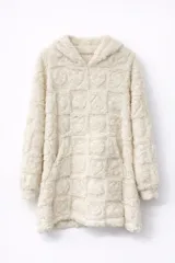 Buzo tipo hoodie de textura de peluche, color blanco, con diseño de cuadros en relieve con corazones. Cuenta con capucha y bolsillo frontal tipo canguro.