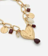 Collar maxi con cadena de eslabones grandes de textura martillada en tono dorado. Presenta diversos colgantes, incluyendo un dije central de corazón, piezas circulares grabadas y aplicaciones de resina en tonos burdeos y crema.