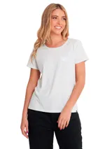 Remera de manga corta con cuello redondo, color azul claro, con logo de la marca CAT estampado en el pecho y etiqueta pequeña en el dobladillo.