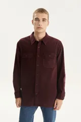 Camisa de pana color borgoña de Levi's, modelo Jackson Worker, de corte recto, manga larga, cuello clásico, cierre con botones y dos bolsillos frontales con solapa abotonada.