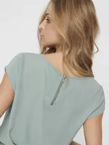Camiseta básica negra de manga corta, con cuello redondo y diseño de espalda más larga.