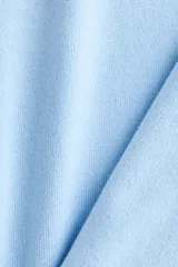 Remera de punto fino color celeste, entallada, de manga corta, con ribetes acanalados blancos en el cuello redondo, puños y dobladillo.