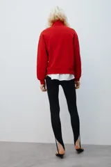 Leggings negros de tiro alto con diseño fuseau en el bajo.