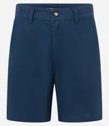 Bermuda de sarga color blanco, de corte recto y diseño básico con bolsillos laterales y traseros.