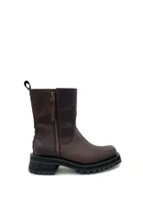 Bota de cuero color chocolate, con caña media, cierre lateral y tachas decorativas en la parte trasera.