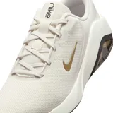 Championes Nike modelo Bella 7, color negro con entresuela blanca y detalles en negro translúcido. Presentan un diseño deportivo con malla transpirable, logo de la marca en el lateral y tecnología Air Zoom en el talón.