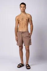 Short de baño de corte clásico con cintura elástica y cordón ajustable. Presenta un acabado efecto lavado vintage, bolsillos laterales y un pequeño logo bordado en la parte inferior.