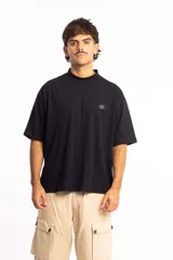 Remera negra de corte boxy con cuello subido y logo bordado en el pecho.
