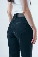 Jeans de tiro alto y corte recto, con diseño clásico de cinco bolsillos y cierre frontal con botón y cremallera.