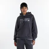 Canguro New Balance de felpa francesa gris oscuro, con capucha ajustable con cordones, bolsillo tipo canguro y estampado gráfico frontal de la marca en blanco.