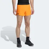 Short de running Adidas Adizero Essentials color naranja, con ajuste ceñido, cintura elástica con cordón y aberturas laterales en el dobladillo. Incluye calzoncillo interno de malla y tecnología AEROREADY para control de sudor.