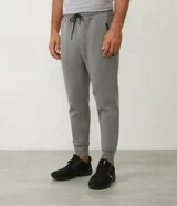 Pantalón deportivo masculino liso color negro, con ajuste elástico en la cintura y bolsillos laterales.