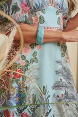 Pulsera acrílica color turquesa con relieve geométrico.