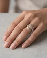 Set de tres anillos de acero quirúrgico plateado, con diseños minimalistas que combinan una banda lisa, una trenzada y otra con detalles geométricos.