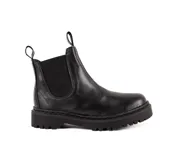 Bota Chelsea de caña media en cuero negro, con paneles elásticos laterales y suela track dentada de goma.