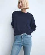Jeans de denim azul claro con tiro medio y botamanga sin costura, de corte recto.