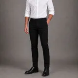Pantalón chino negro de gabardina fina y desestructurada, de corte sport y ajuste preciso.