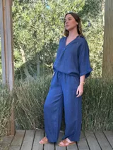 Blusa azul marino de lino, con cuello camisero que forma un escote en V, mangas cortas dobladas y calce holgado.