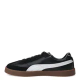 Championes Puma modelo Club II Era, de diseño retro urbano. Presentan una combinación de cuero y gamuza en color negro, con la icónica franja lateral en blanco y suela de goma color caramelo. Incluyen plantilla SoftFoam+ para mayor amortiguación.