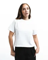 Remera de cuello redondo con corte boxy, confeccionada en algodón orgánico de alto gramaje.