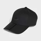 Gorro Adidas negro con logo bordado en el frente y tres tiras en la visera.