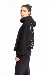 Canguro negro de corte holgado con capucha y bolsillo tipo canguro.