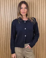 Cardigan de punto a rayas horizontales en tonos beige y tostado, con cuello camisero, cierre frontal de botones y mangas largas.