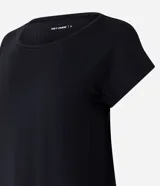 Remera de manga corta Get Over, confeccionada en microfibra con textura de micro-cuadros y escote redondo. Presenta un diseño versátil y ligero, ideal para actividades deportivas o uso casual.