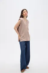 Chaleco sin mangas de tejido de punto, color beige, con escote en V y diseño holgado.