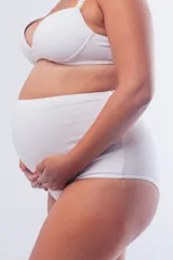 Bombacha maternal de tiro extra alto, diseñada para cubrir y sujetar la zona abdominal durante el embarazo. Confeccionada en algodón elastizado, cuenta con un elástico regulable en la cintura para mayor comodidad y ajuste.