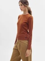 Remera de manga larga con cuello a la base, confeccionada en tejido acanalado con calce al cuerpo y diseño tipo crop.