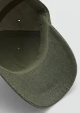 Gorro tipo gorra con visera de algodón color verde militar, con cierre regulable metálico en la parte posterior.