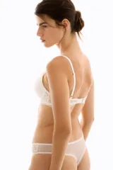 Pack de dos bombachas tipo colaless confeccionadas en encaje color blanco, con cintura de tiro medio y pequeño lazo decorativo al frente.